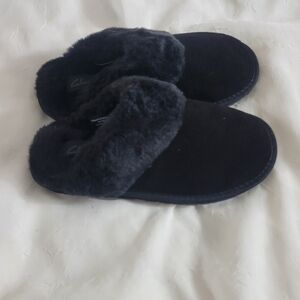 Women's Clarks Black Faux Fur Lined Indoor/Outdoor Slippers Size …